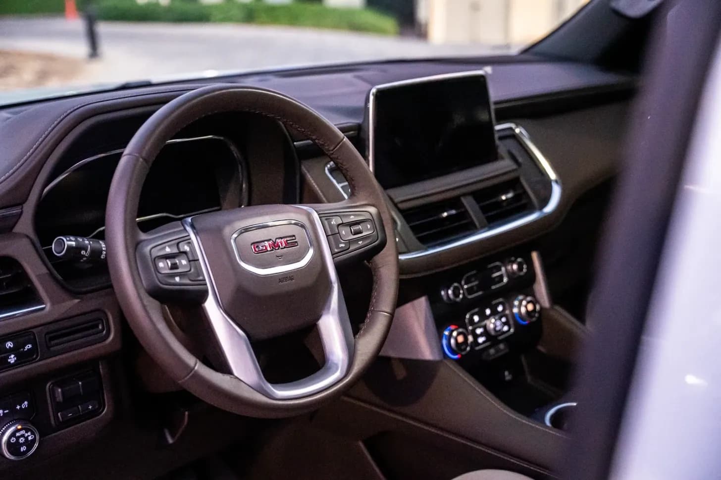 GMC GMC Yukon - 7 Seater Car rental car (2022) - image 4