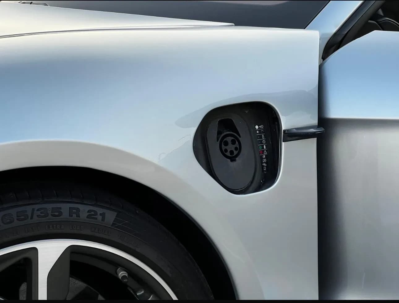 Porsche Porsche Taycan - Sports rental car (2023) - image 9
