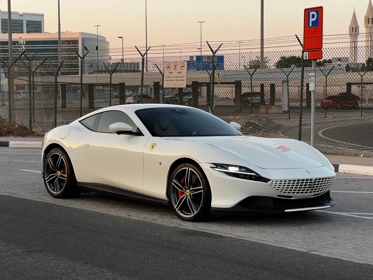 Ferrari Ferrari Roma - Sports rental car (2023) - image 2