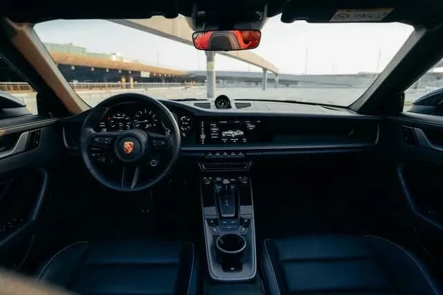 Porsche Porsche 911 Carrera 4S Spyder - Sports rental car (2023) - image 3