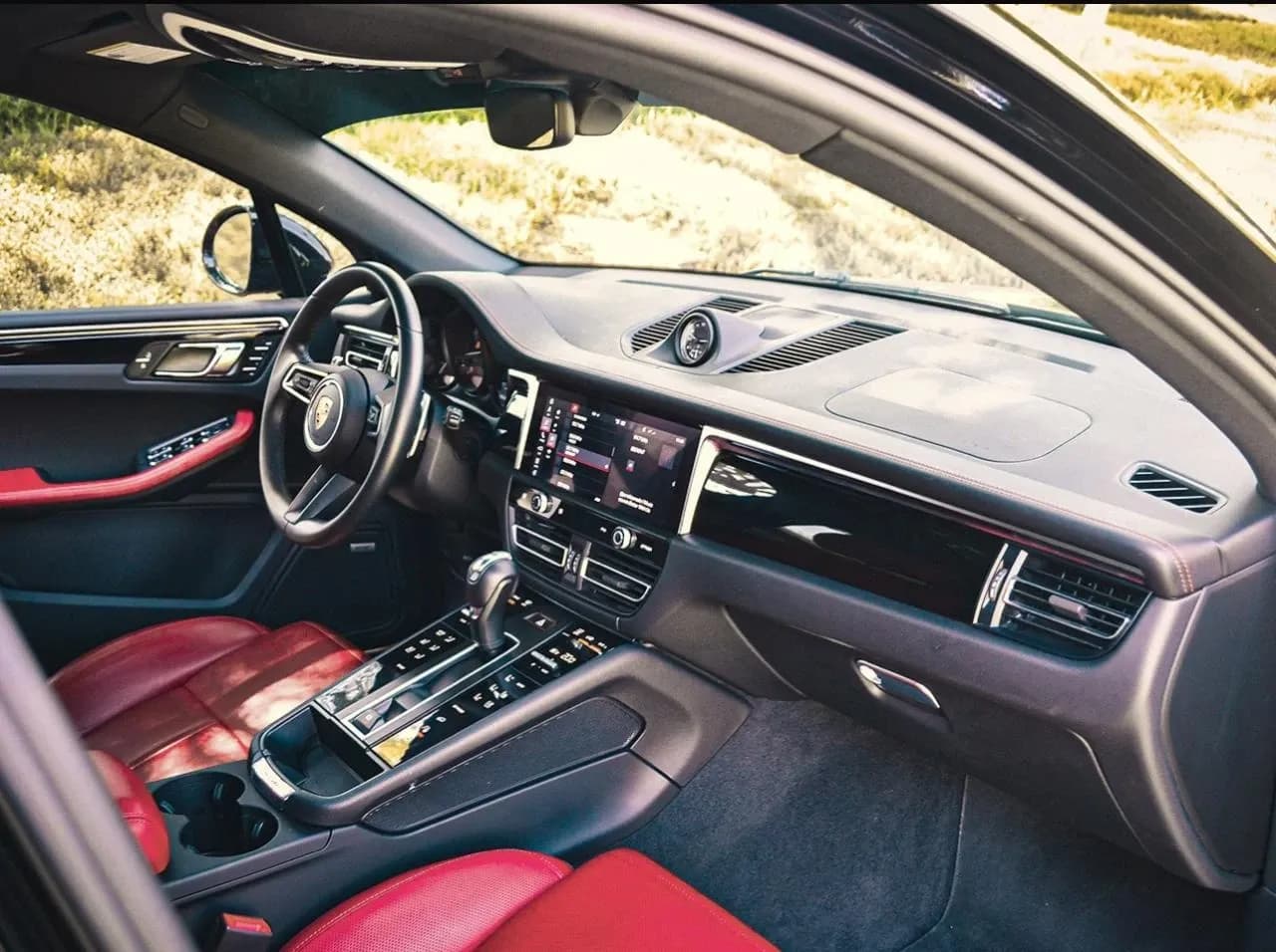 Porsche Porsche Macan - Luxury rental car (2024) - image 17